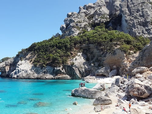 Fondi per le imprese, sì alle prenotazioni e voli potenziati. Riapre la Sardegna