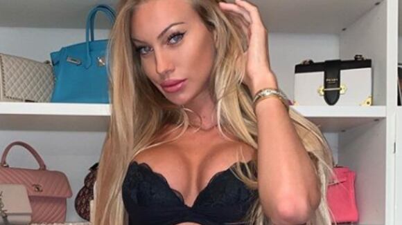 Gf, Taylor Mega posa con un elettrostimolatore per addominali e il web insorge: "La plastica è un conduttore elettrico"