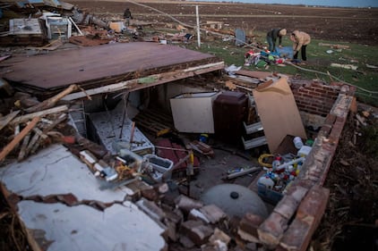 Gli Stati Uniti spazzati via dalla furia dei tornado 10