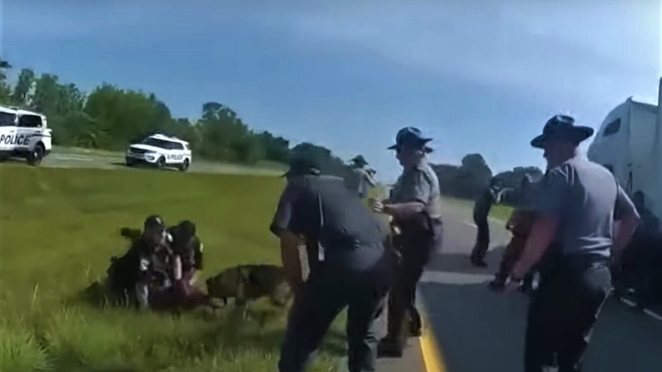 Afroamericano azzannato dal cane poliziotto: il video choc