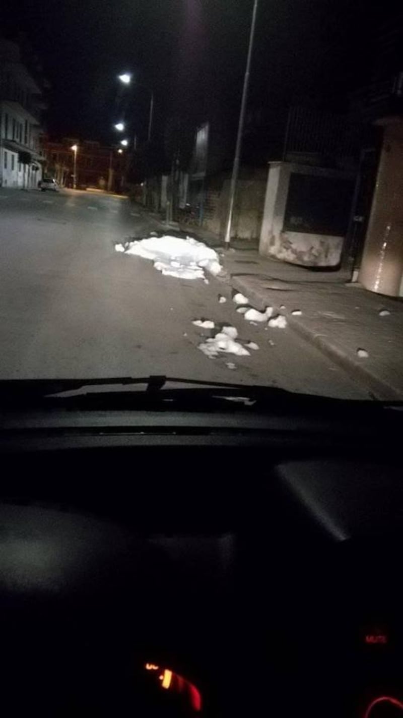 Schiuma bianca dai tombini di Acerra 2