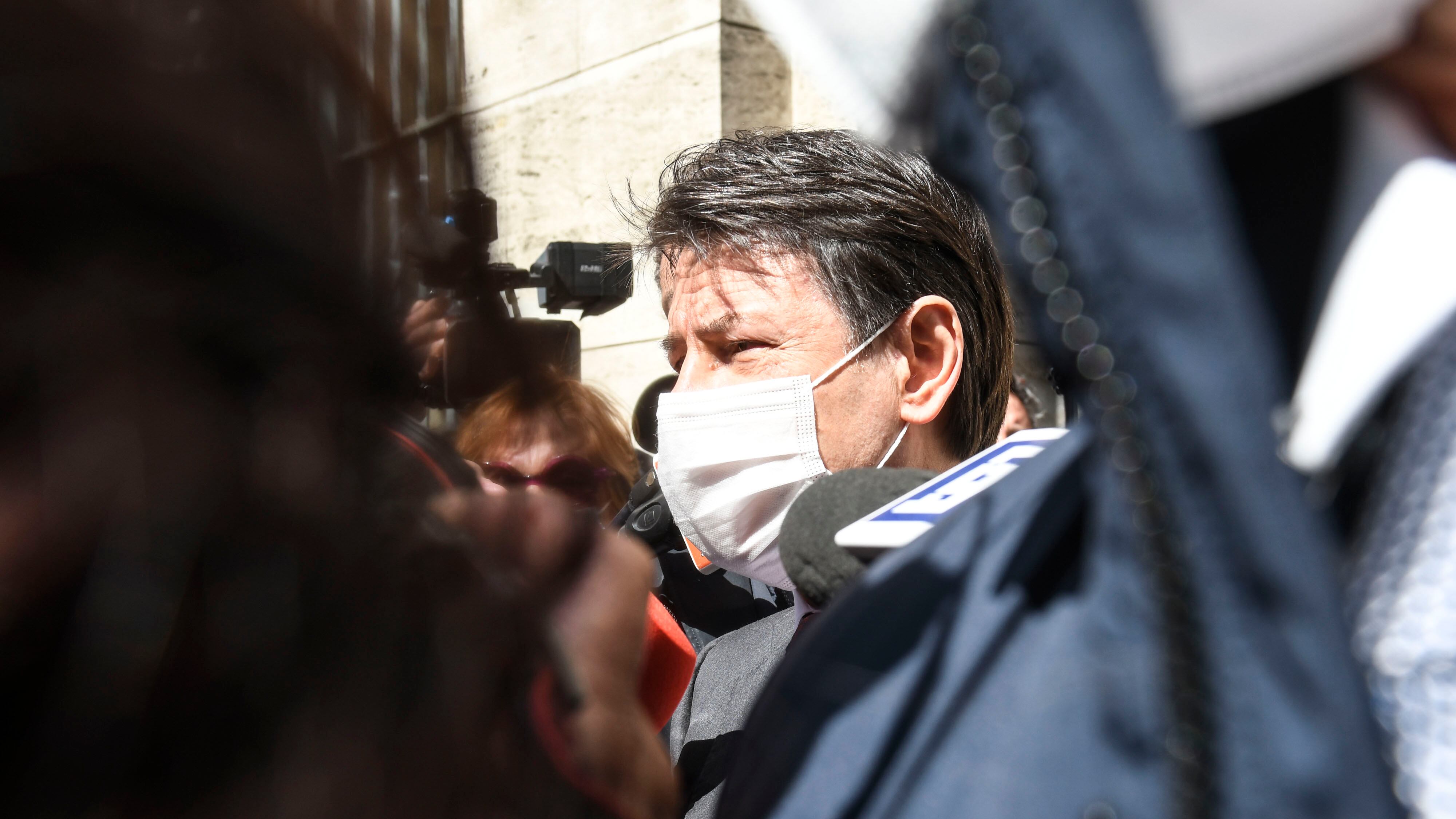 Tra Renzi e Conte finisce in "rissa": "Va in un autogrill..."