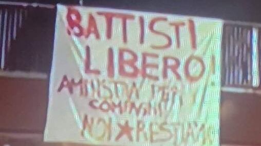 Salvini sullo striscione per Battisti: "C'è ancora qualche idiota"