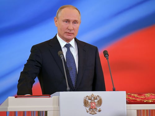 Putin sigla il patto con i sauditi: aumenterà la produzione di petrolio