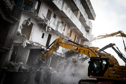 Scampia, inizia la demolizione della Vela gialla 2