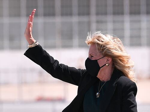 Calze ricamate e stivaletto rock, il look di Jill Biden che fa discutere