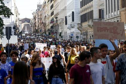Roma, gli studenti in piazza per il clima 2
