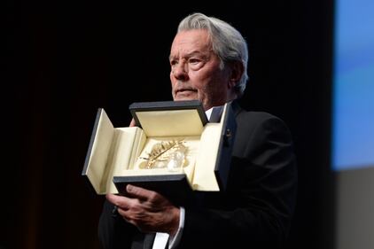 Alain Delon riceve la "Palma d'oro" al Festival di Cannes  7