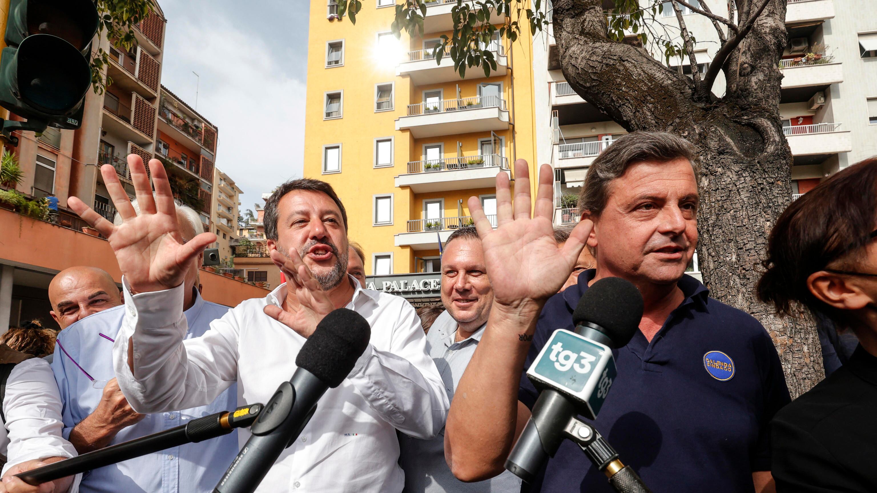 "Sei un ominicchio". Così Salvini asfalta Calenda