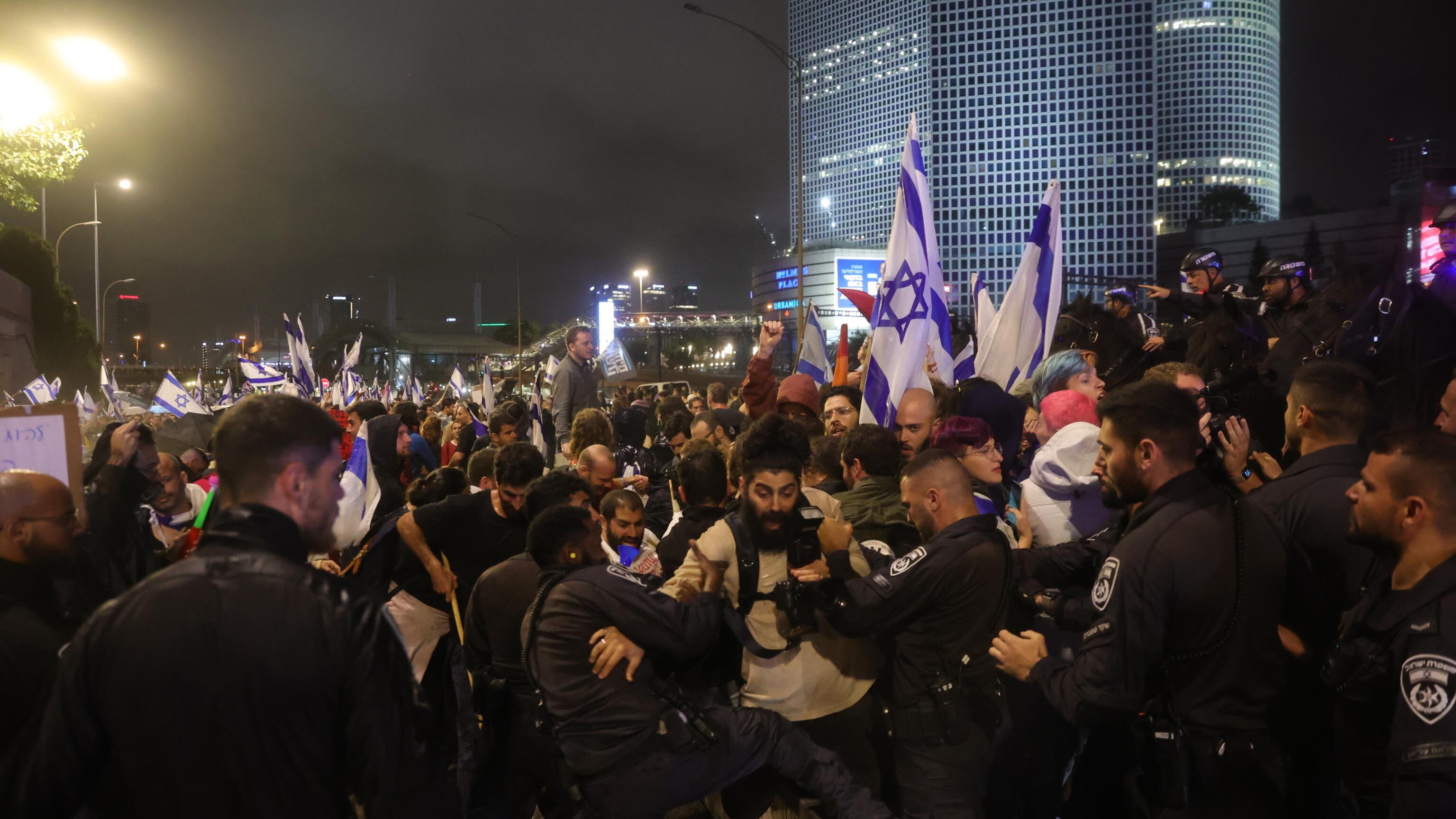 Scontri davanti alla casa di Netanyahu: Israele travolto dalle proteste