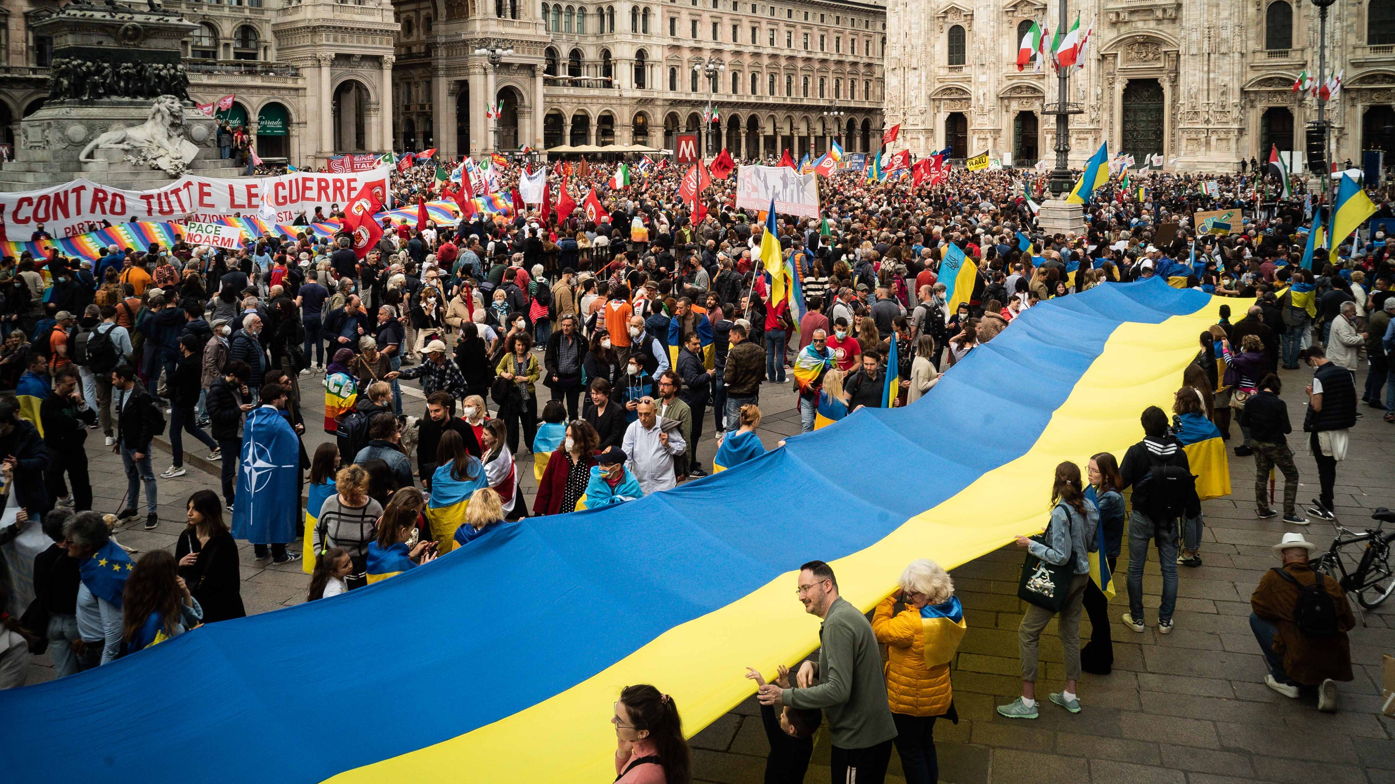 Insulti agli ucraini e alla Brigata ebraica. Ma il corteo di Milano isola gli estremisti