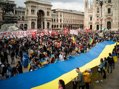 Insulti agli ucraini e alla Brigata ebraica. Ma il corteo di Milano isola gli estremisti