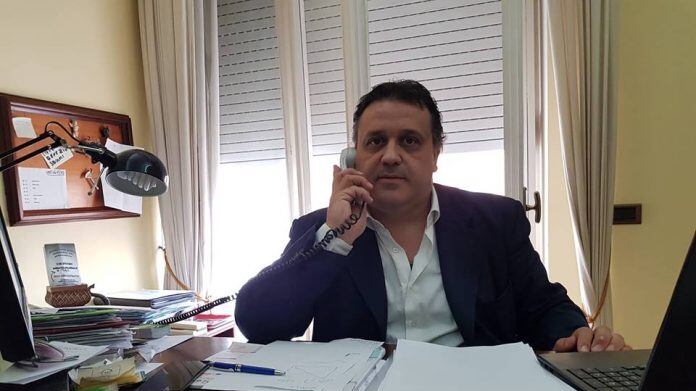 "Berlusconi al Colle. In piazza per dire no ai peones viola"