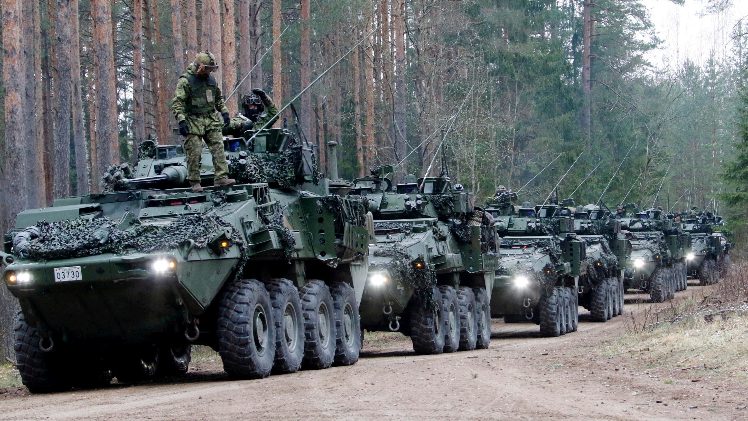 Soldati e tank ai confini: le grandi manovre Nato per proteggere l'Europa