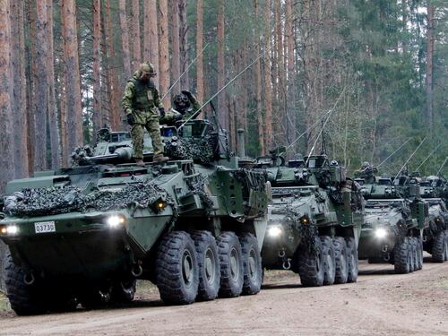 Soldati e tank ai confini: le grandi manovre Nato per proteggere l'Europa