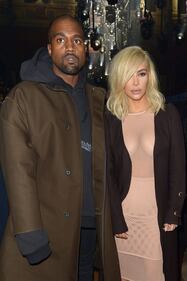 Kim Kardashian bionda e con i seni in vista 5