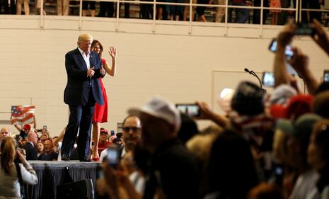 melania Trump in abito rosso in Florida 10