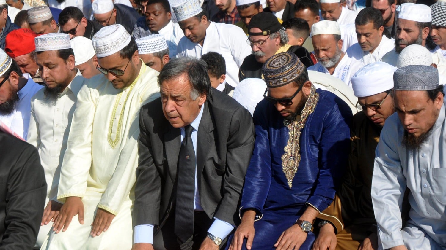 Orlando prega per il Ramadan: in prima fila nel giorno dedicato all'Islam