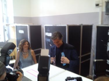 Alfio galantuomo: al seggio baciamano a tutte le donne 6