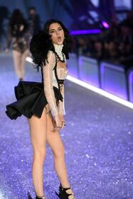Kendall Jenner sulle passerelle di Victoria's Secret 17