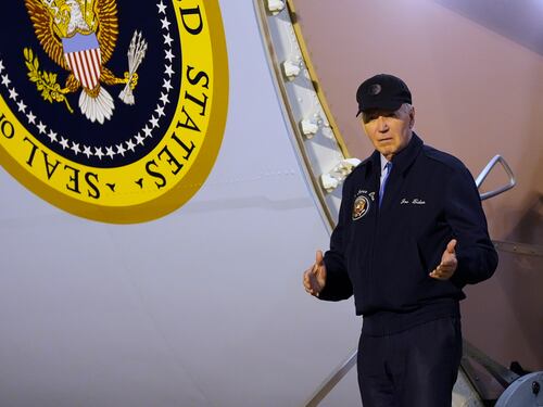 I sondaggi mostrati da Pelosi e la "sfiducia" di Obama: le ore decisive per Biden. "Il ritiro? Entro il weekend"