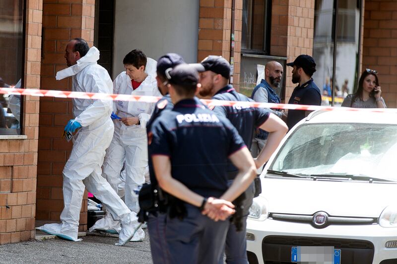 Omicidio-suicidio di Roma: l'arrivo della scientifica e il ritrovamento dell'auto dell'assassino 6