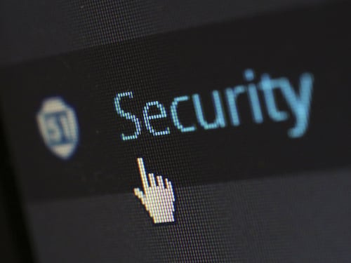 I dati di 3,8 miliardi di utenti venduti online: bufera su Facebook e Clubhouse