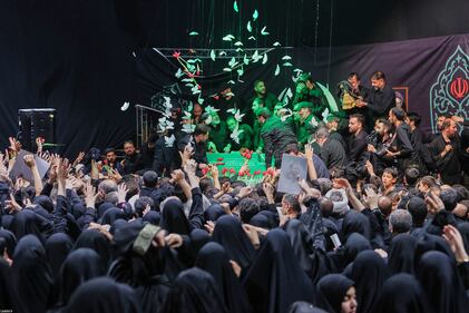 Iniziati i funerali di Khamenei: le immagini da Teheran 16