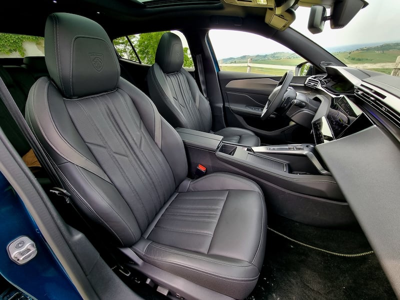 Peugeot 408, le foto del crossover “tuttofare” 20