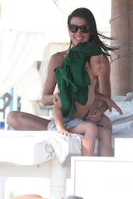 Claudia Galanti e i figli in spiaggia a Marina Di Pietrasanta 12