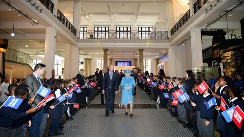 Elisabetta II inaugura la galleria dell'Informazione a Londra 1