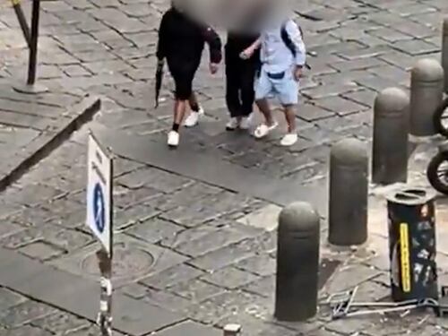 Paura a Napoli, gira per strada puntando un Kalashnikov. Tre fermati