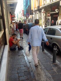 Atene, tra vetrine chiuse e ispettori del fisco 4