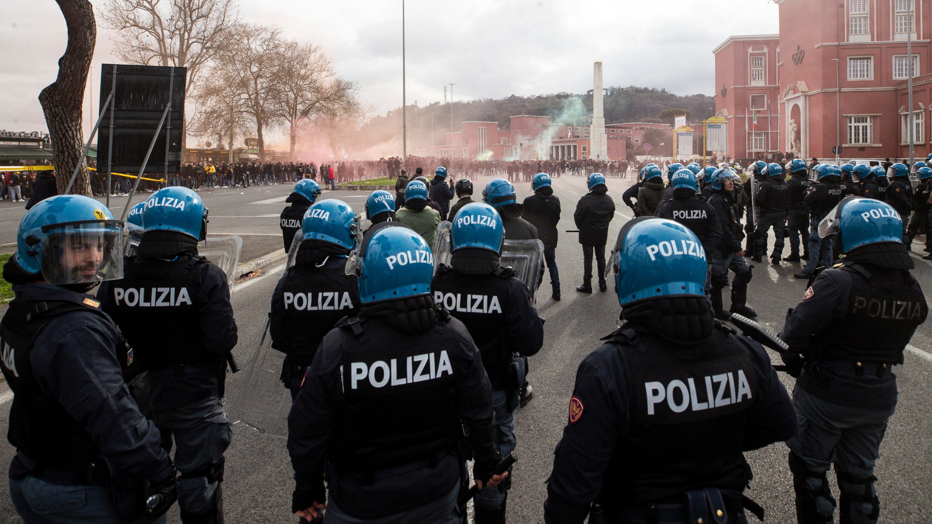 Roma, derby infiammato dentro e fuori lo stadio