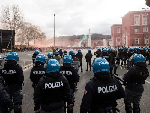 Roma, derby infiammato dentro e fuori lo stadio