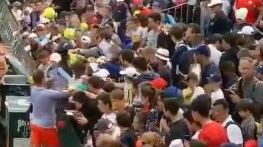 Roland Garros, Wawrinka salva un bimbo che stava per essere schiacciato dalla folla