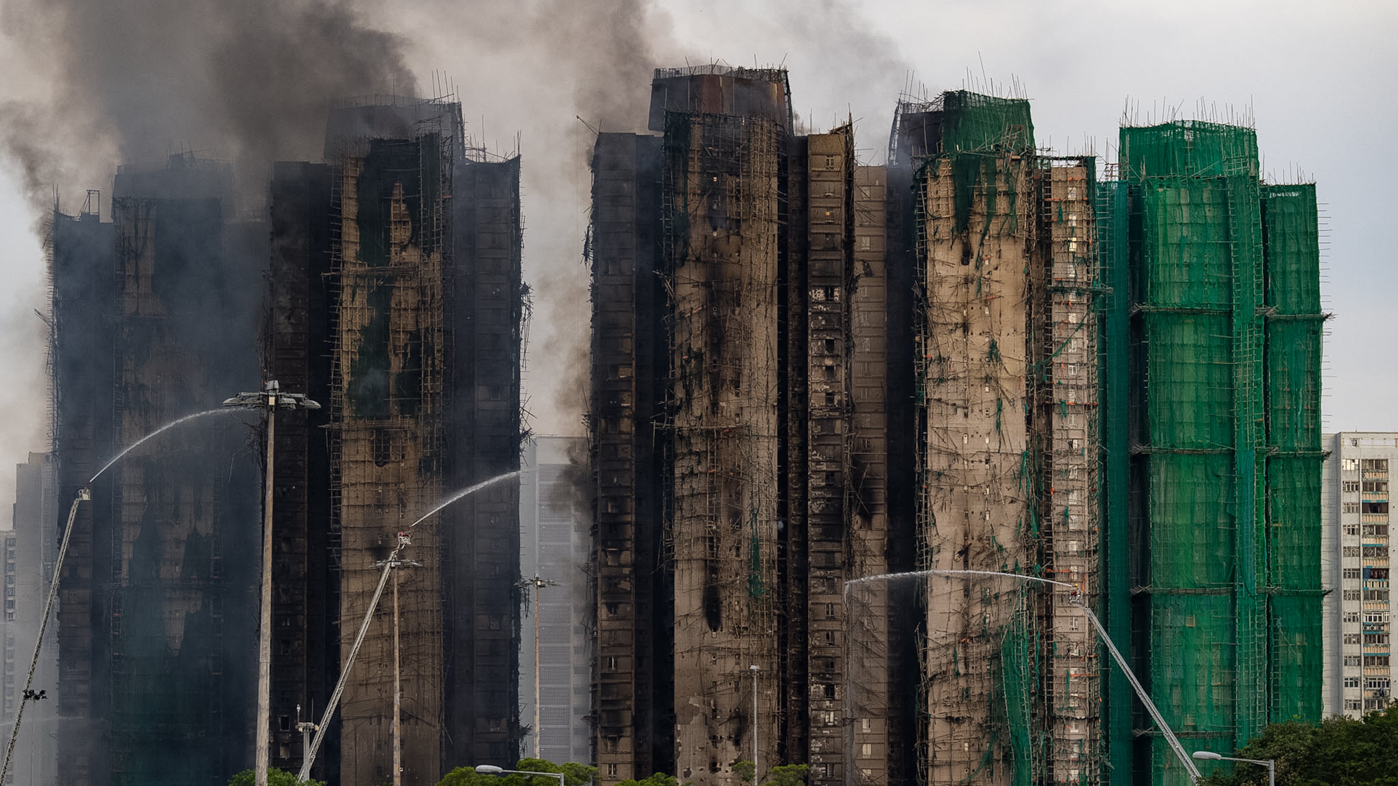 Il rogo di tre grattacieli: rischio ecatombe a Hong Kong