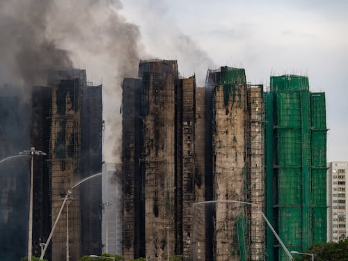 Il rogo di tre grattacieli: rischio ecatombe a Hong Kong