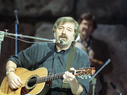 “Dio è morto” censurata dalla Rai ma trasmessa da Radio Vaticana: la storia del brano simbolo di Guccini