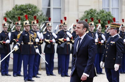 Emmanuel Macron si insedia all'Eliseo: da oggi è ufficialmente presidente 8