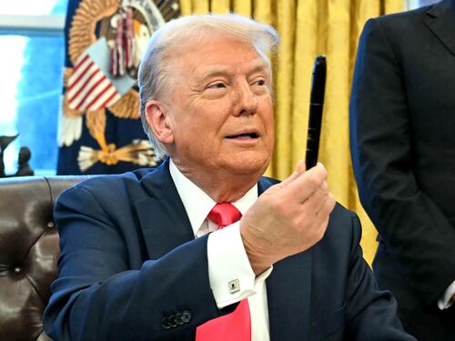 Trump mette l'Europa nel mirino. "Nata per truffarci, dazi al 25%"