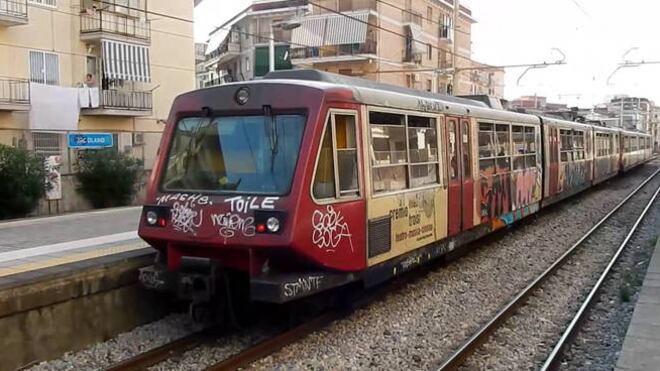 Donna molestata in Circumvesuviana scrive sui social: "Ragazze, fate attenzione"