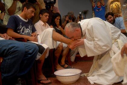 Roma, Papa lava i piedi a 12 fedeli disabili 4