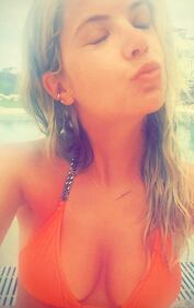 Ashley Benson sexy al mare 16