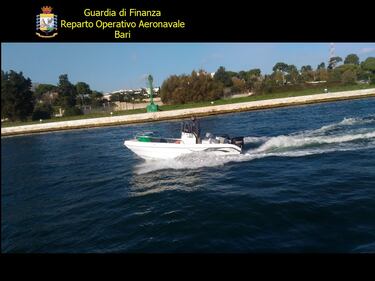 Bari, la guardia di finanza ferma un'imbarcazione piena di droga 2