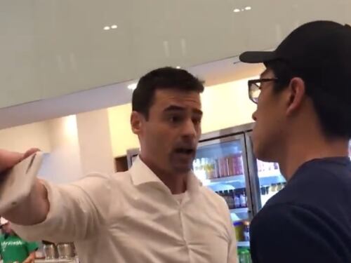 "Dovete parlare inglese non spagnolo". E il cliente insulta i camerieri