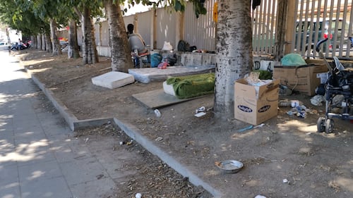 Napoli, clochard accampati davanti all'ospedale Loreto Mare 4