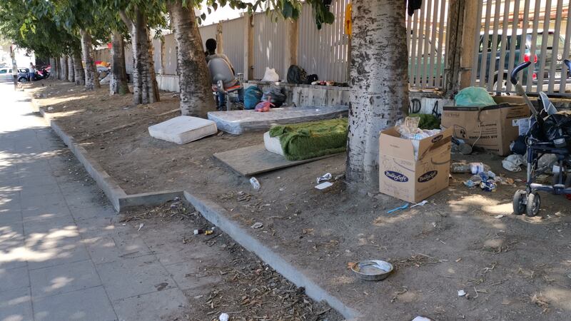 Napoli, clochard accampati davanti all'ospedale Loreto Mare 4