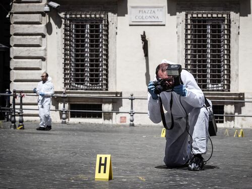 Sparatoria a Palazzo Chgi, Grillo prende subito le distanze ma un lettore sul blog: "Sparate meglio"