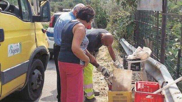 La sindaca che fruga tra i rifiuti per stanare gli incivili